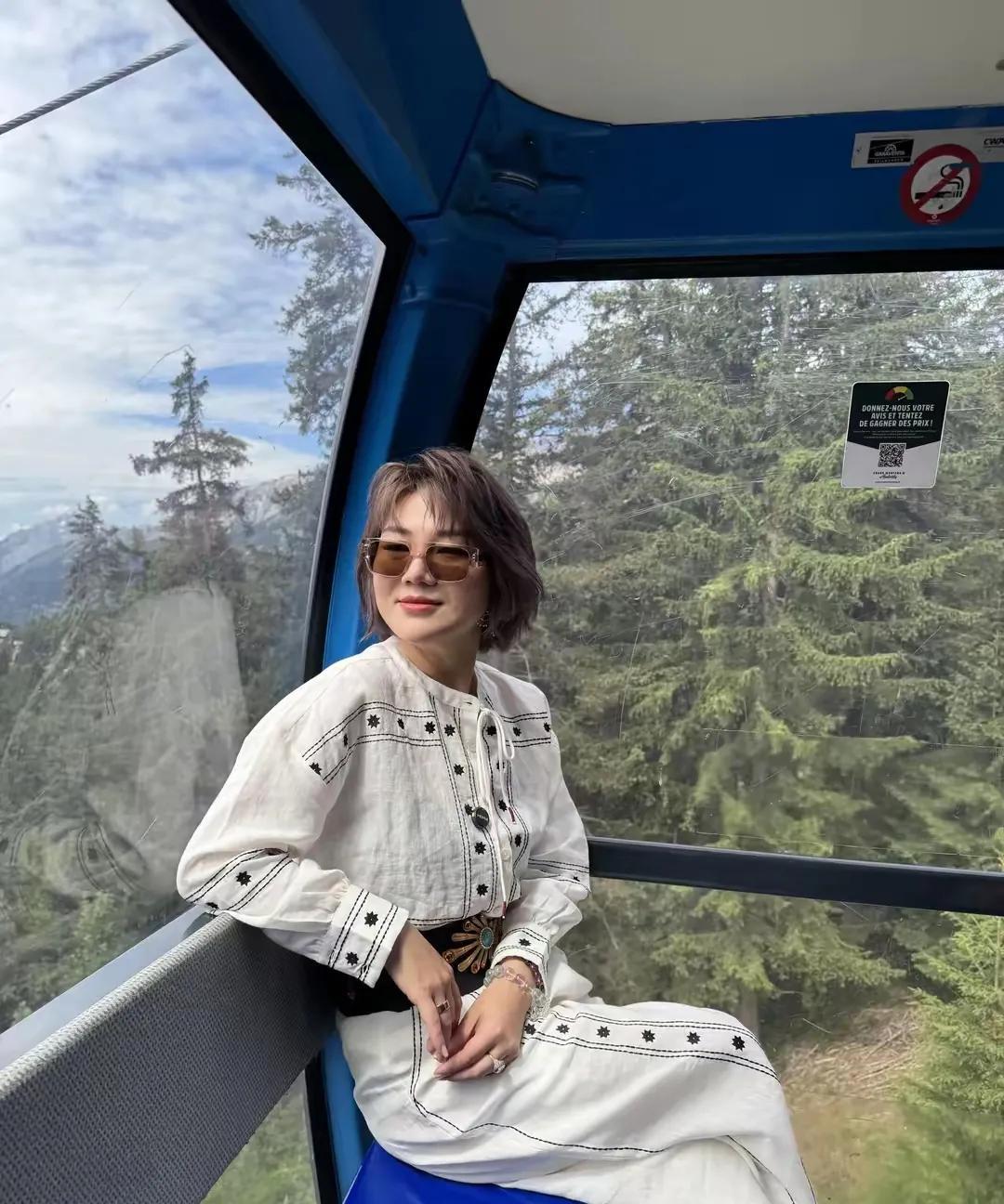 这绝对是整容式减肥的典范。杨天真瘦成了所有女人羡慕的样子。自信她一直都有。但