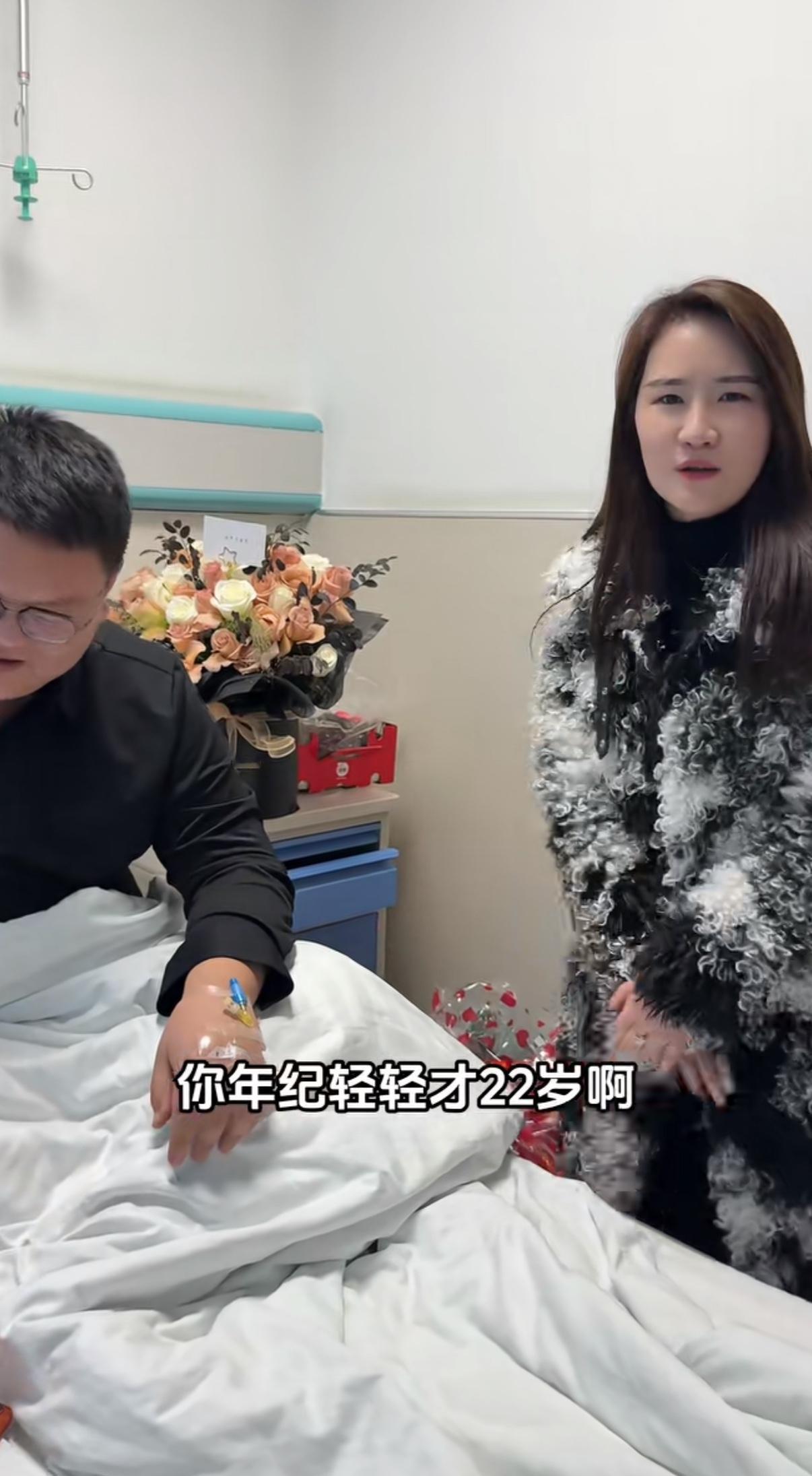 我22岁，已经给酒行投了50万。而另一位28岁的“前辈”，还在镜头前讲着奋斗史