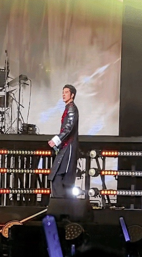 王力宏这一脚差点见黄家驹了，当年黄家驹也是舞台事故，一般这种情况后台工作人员肯定