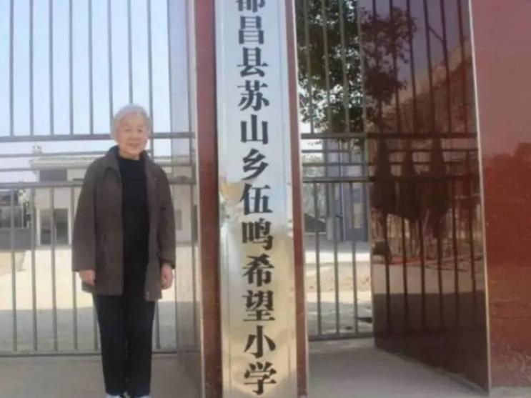 上海一老太太，手握500万，每月退休金1万多，却买不起5块钱的饼，每天啃馒头喝稀