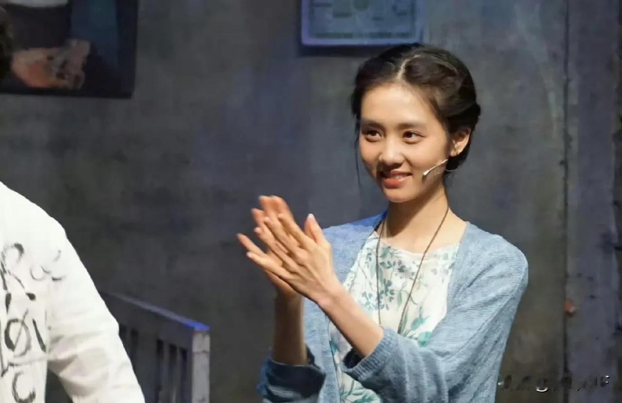 黄多多最近出演话剧，19岁的黄多多越来越像她的妈妈孙莉了，这气质也有人说有点像刘