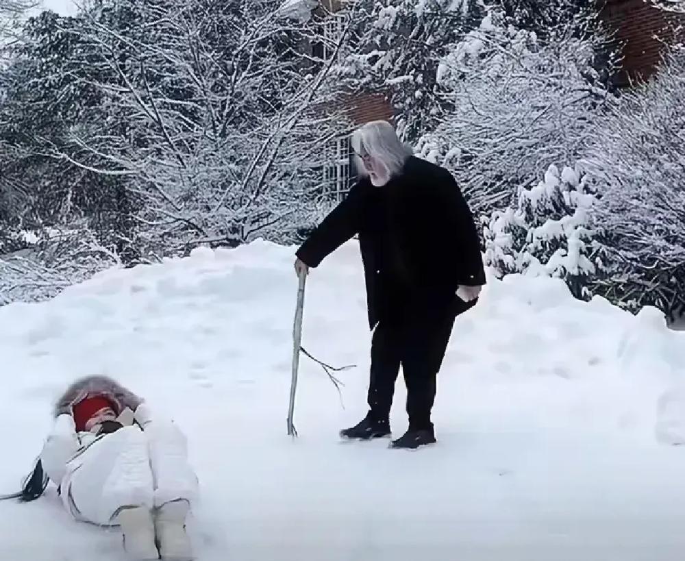 张纪中，七旬老汉，情人节又整活儿！这位老爷子，73岁，搂着小31岁的妻子，在