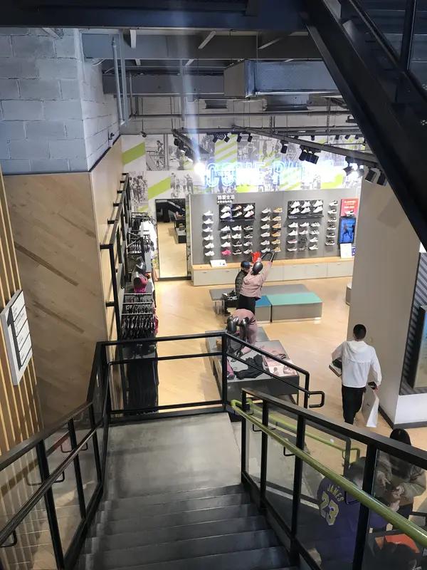 任性的商家应该醒一醒了今天我和同事一行数人。前往五棵松某品牌专卖店。看中一款鞋