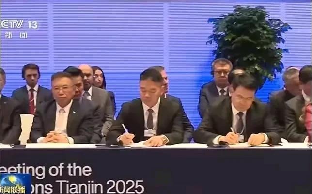 刘强东登新闻联播，释放的信号不一般！在甜嘟爸爸的印象中，上次民营企业家上新闻联