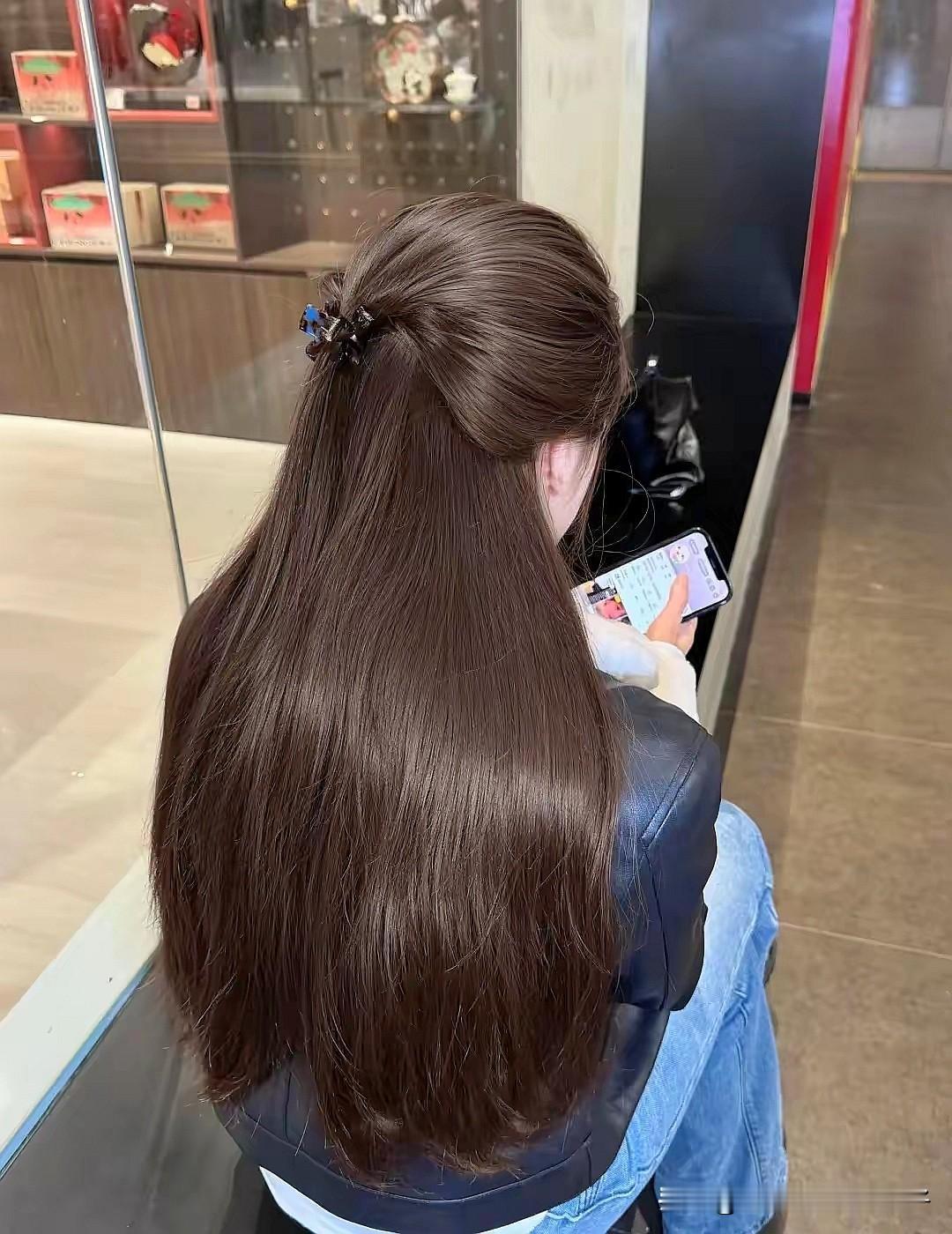 长发拂袖间，古韵映影中。