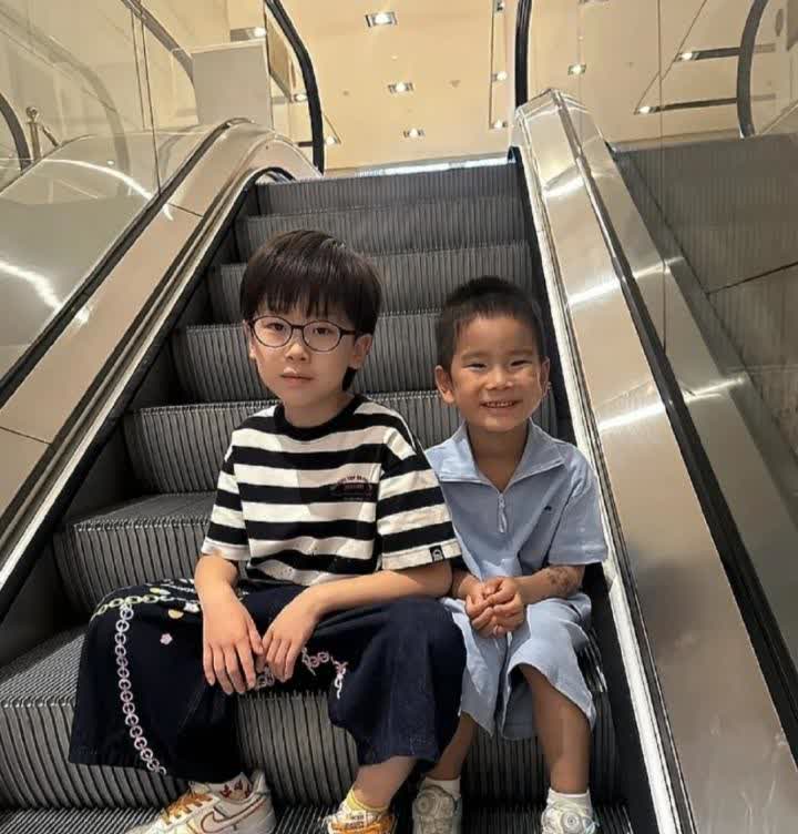 大胖这俩儿子完全两个类型有网友说像缩小版王楚钦梁靖崑是霸州双甜迷你版