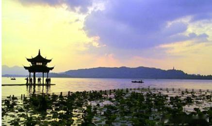 【三评西湖十景~湖滨晴雨】杭州有句名谚：“晴湖不如雨湖，雨湖不如月湖，月湖不如雪