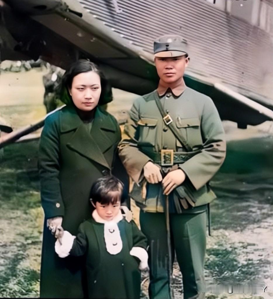 这才是陈诚年轻时的真实貌相,这并非演员饰演的,而是1942年陈诚与妻子谭祥及儿子