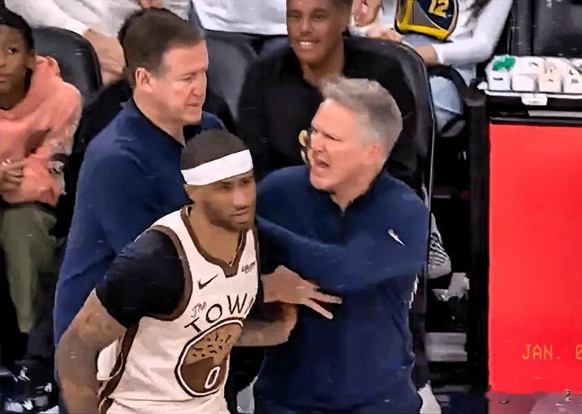 勇士主帅科尔急眼了，怒喷裁判被驱逐！在今日快船对阵勇士的末节比赛中，科林斯干