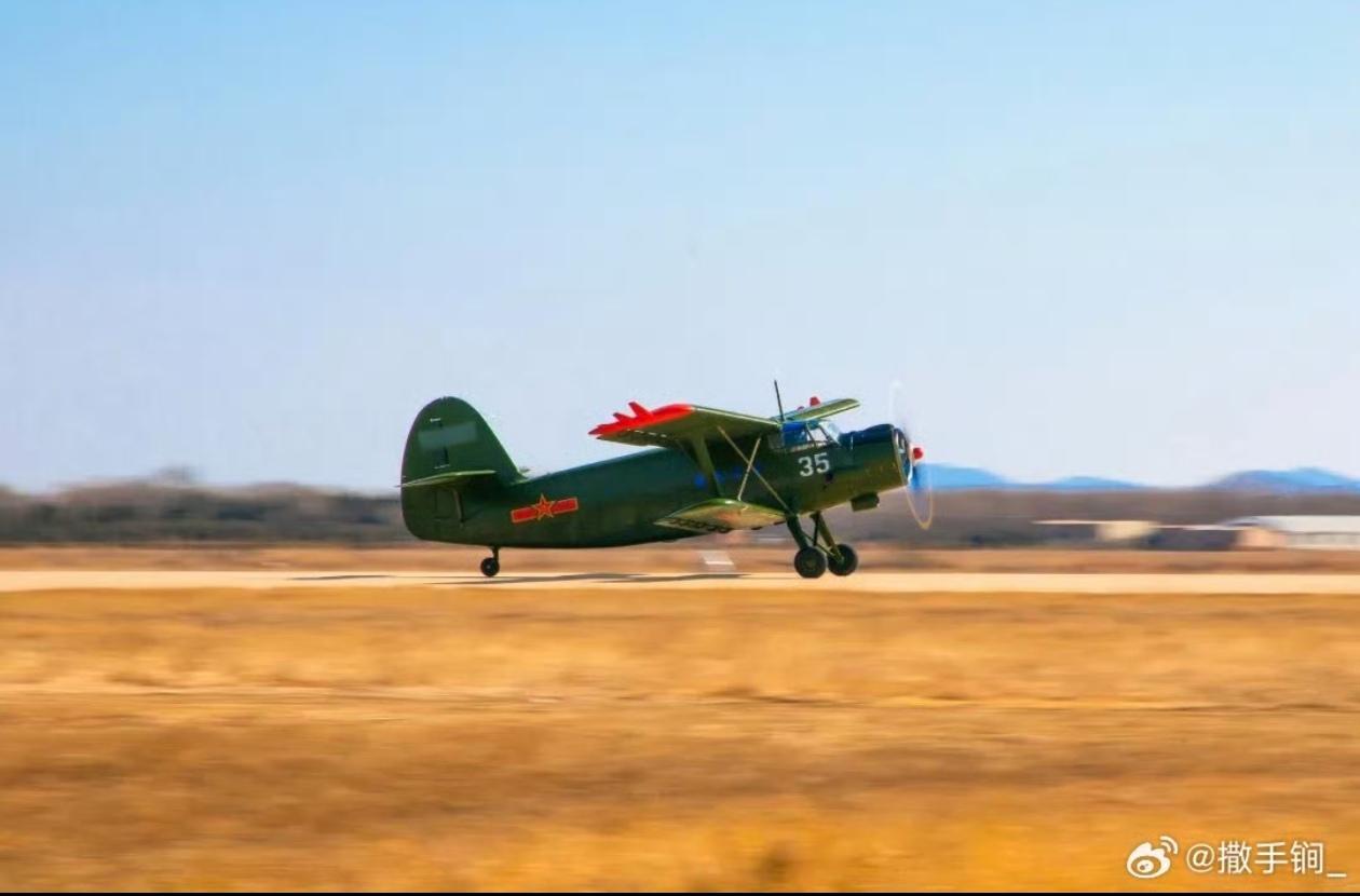 海军航空兵某部的运五飞机在进行伞兵跳伞训练，注意运五的翼尖小翼设计，这是为了改善