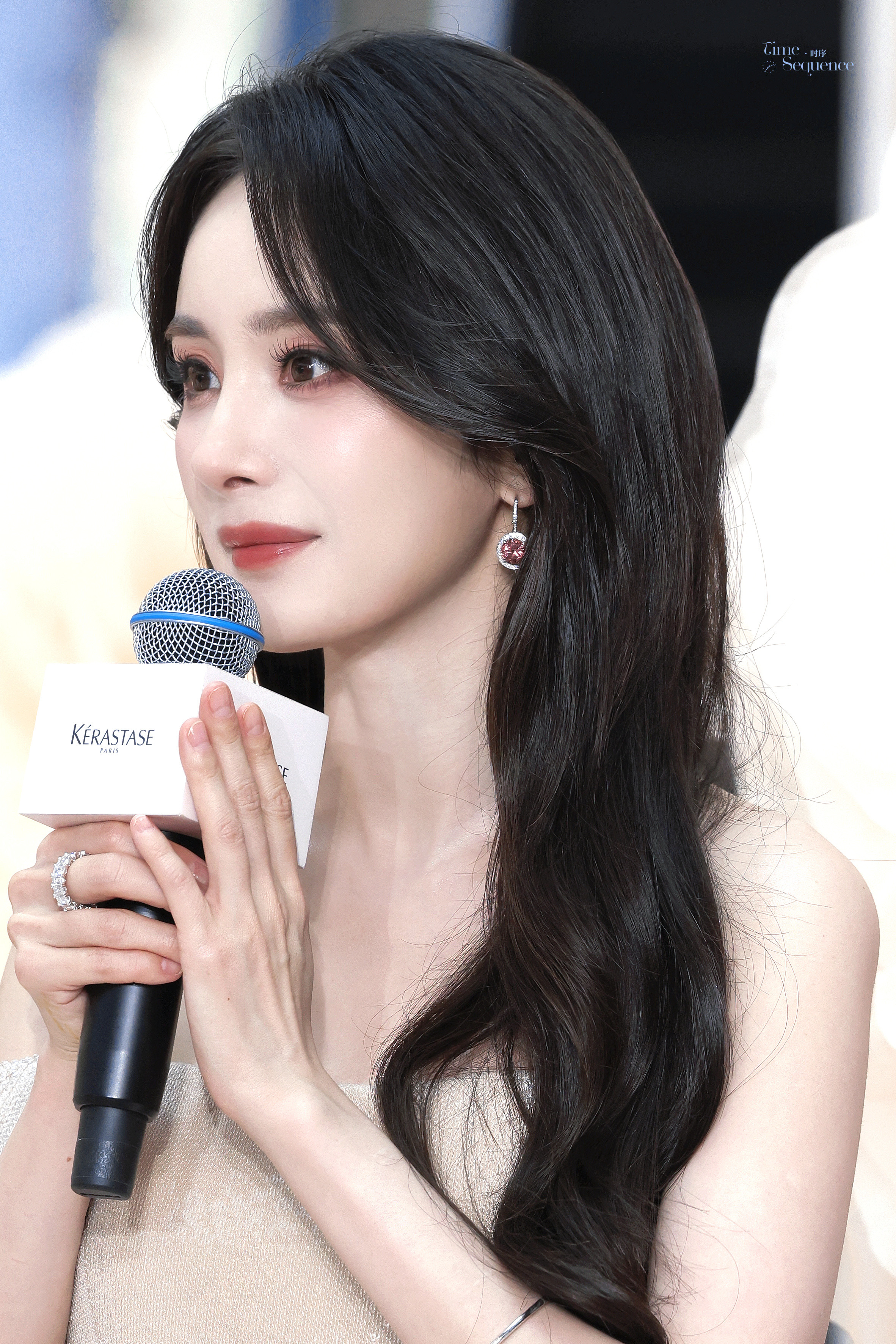 杨幂一眼万年的贵气感！配上这粉钻耳饰，简直是从豪门甜宠剧里走出来的财阀千金，