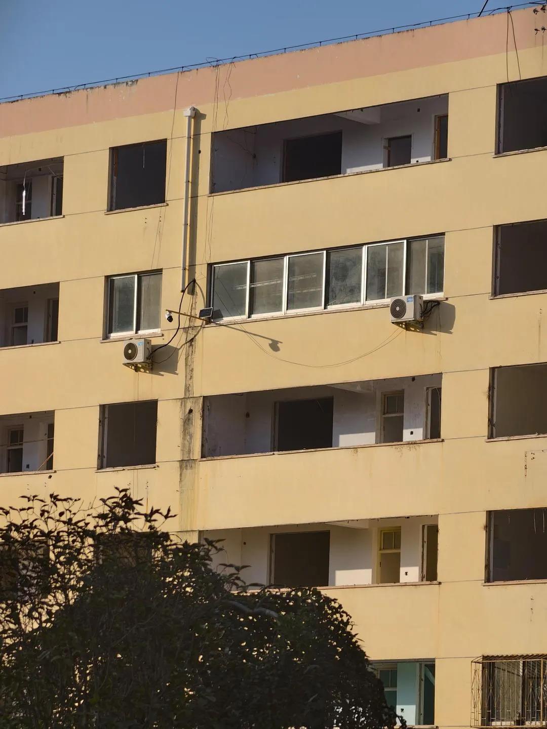 南阳经十路小黄楼那里土都铲到门前了，居然有1户还没搬走？这是没赔偿到位还是咋滴？