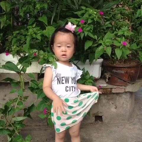 两岁多的孩子, 动不动就要抱抱, 这个样子真的正常吗?
