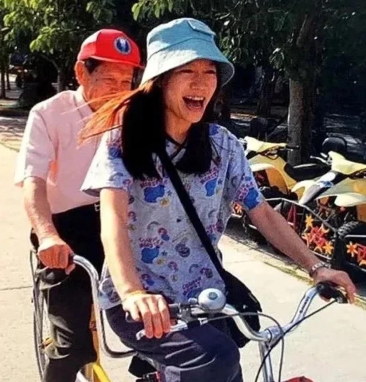 杨振宁比梁思诚幸运，遇到了红颜知己翁帆，晚年生活琴瑟和鸣，体面充实。翁帆气质
