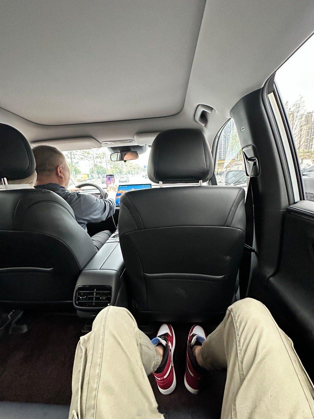 打网约车来的是AION霸王龙Home版，我寻思可太好了，正好试试换了五连杆之后，