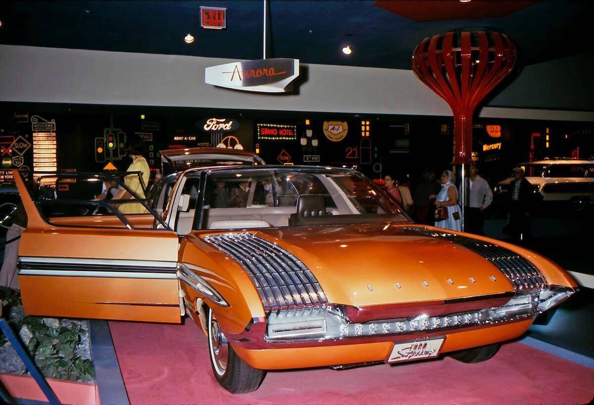 在底特律汽车工业的“梦幻时代”，概念车层出不穷，其中以轿跑车、轿车和敞篷车为主，