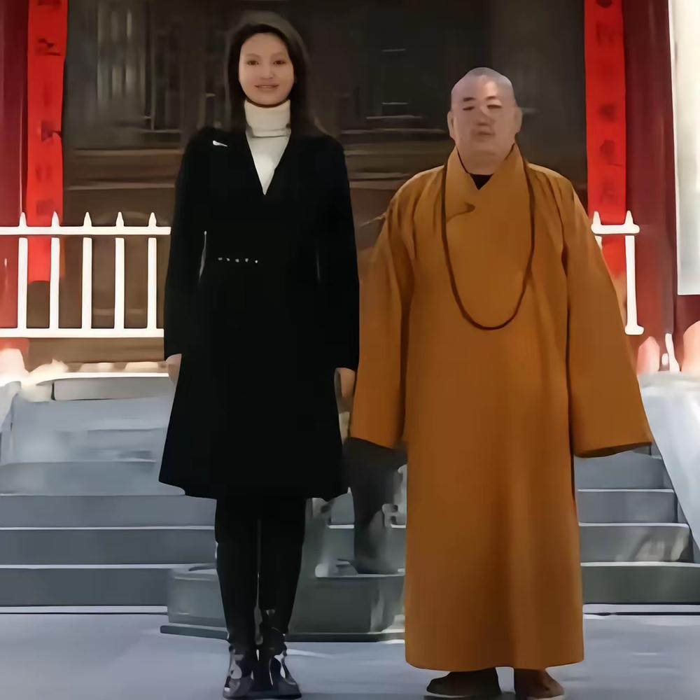早期的一次央视采访，在和央视主持人刘芳菲的交谈中，释永信曾透漏出自己的不容易，师