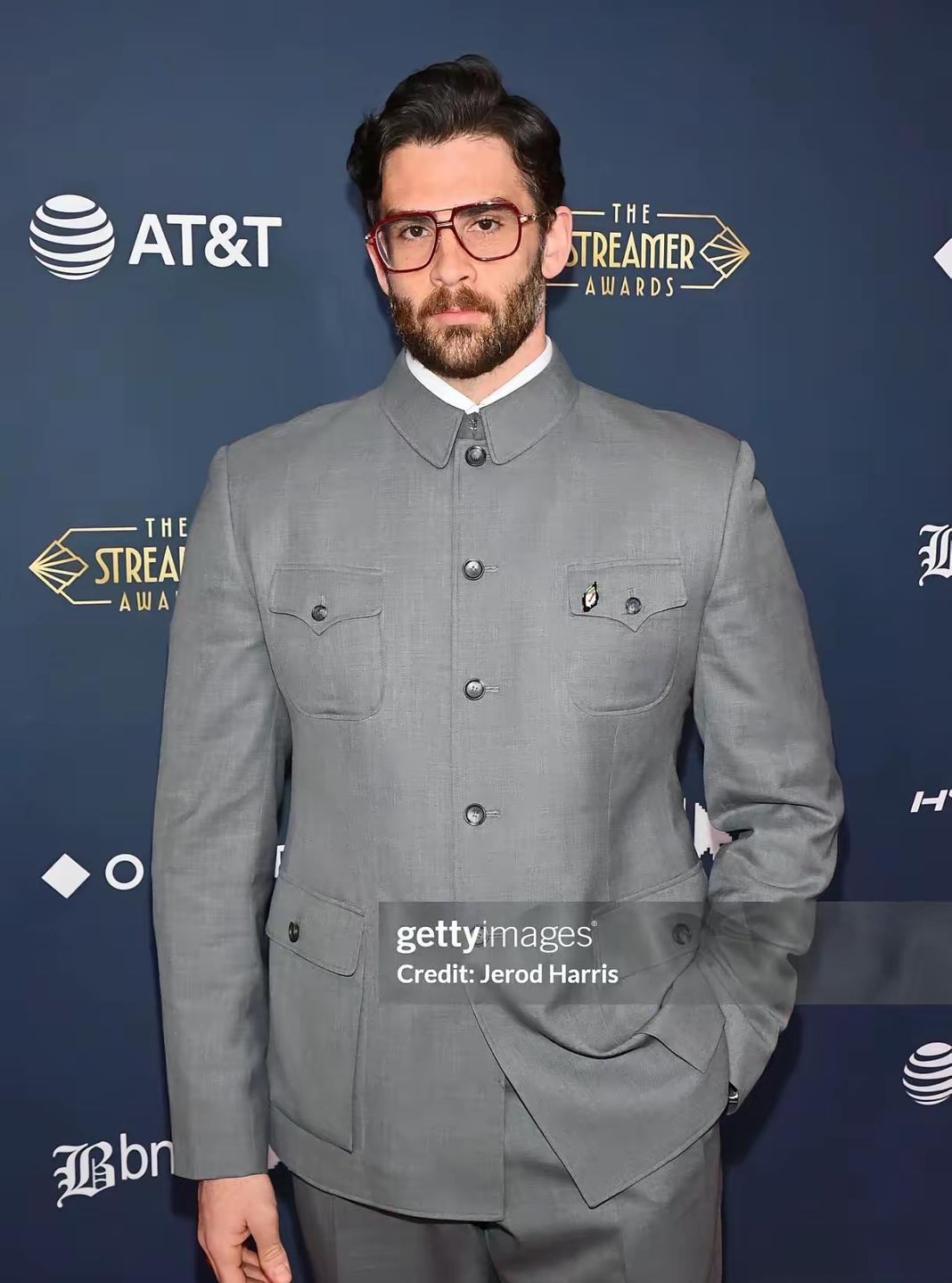 这美国博主挺有意思——先去天安门看升国旗，说感受到荣誉感，觉得中国这样的社会