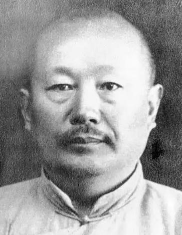 1928年，蒋介石急令范石生逮捕朱德，范石生却当着朱德、陈毅的面，把告密的者丁煦