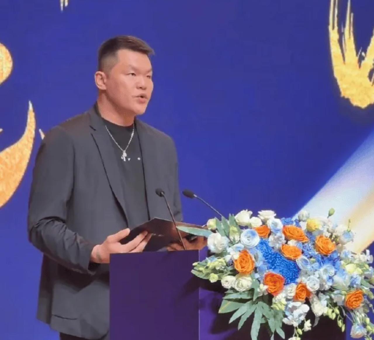 广东队出征仪式菜单曝光：炖辽参仔、神户牛排、桂花鱼等10道菜。随着CBA常规赛