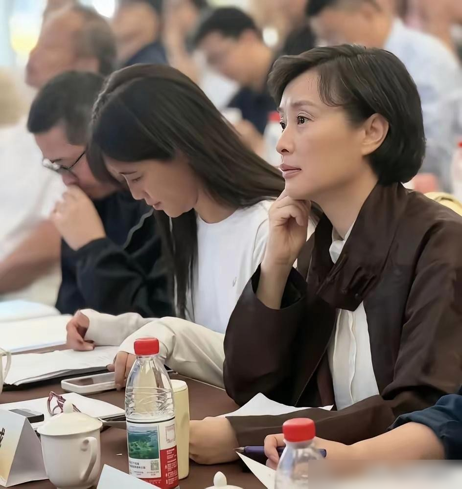 吴越往那一坐，全网都在盯着她的脸找皱纹。座谈会上，深棕色外套，短发利落，素颜上阵。镜头怼得再近，她不