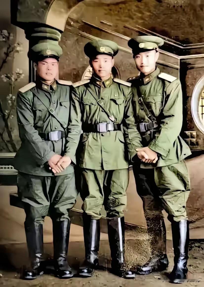 这套军服可以说是55式军装中最具特点的一款军种军服，因为不但配发了马裤，甚至还有