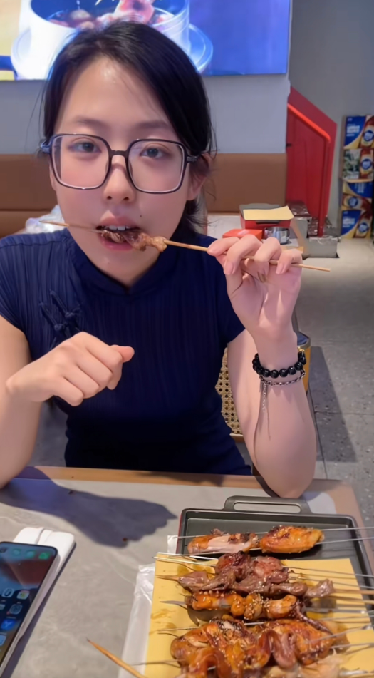 老婆吃烧烤这个状态对吗？