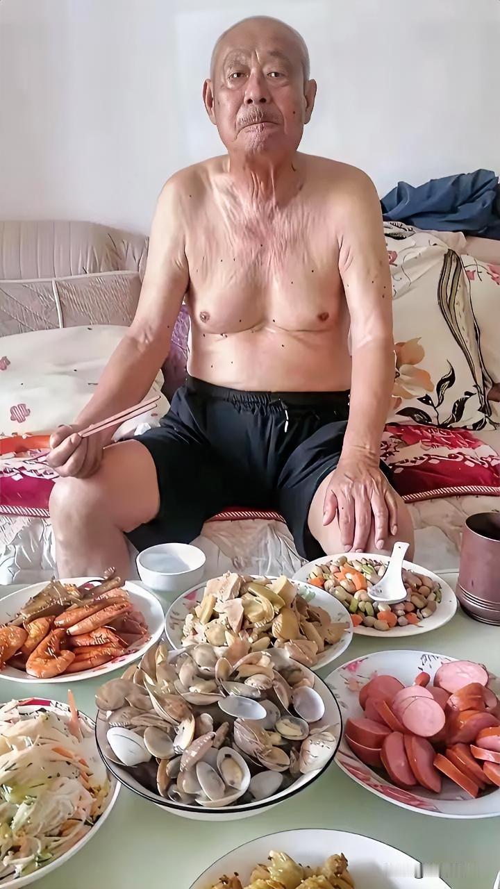 这是一大爷退休后的生活，不知羡慕了多少人？小编说，这大爷是住在他邻居的在，退休