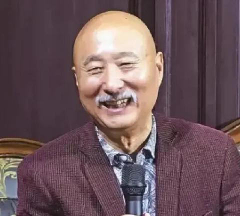 2014年陈大愚结婚那天，刘晓庆送去一个大红包，封面上大大咧咧地写着四个字：“姑