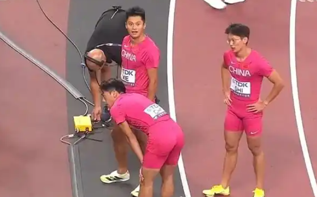 38秒38！由邓智舰、何锦櫶、施君豪、谢震业组成的中国男子4×100米接力队以小