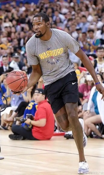 杜兰特和詹姆斯的区别区别就是杜兰特永远不知道自己缺什么样的队友，从去太阳之后，