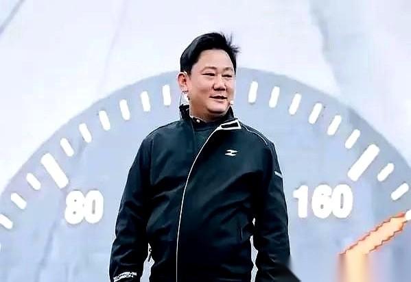 欠了快一个亿。翻遍所有银行卡，连给儿子转200块零花钱都凑不出，最后只能拉下老