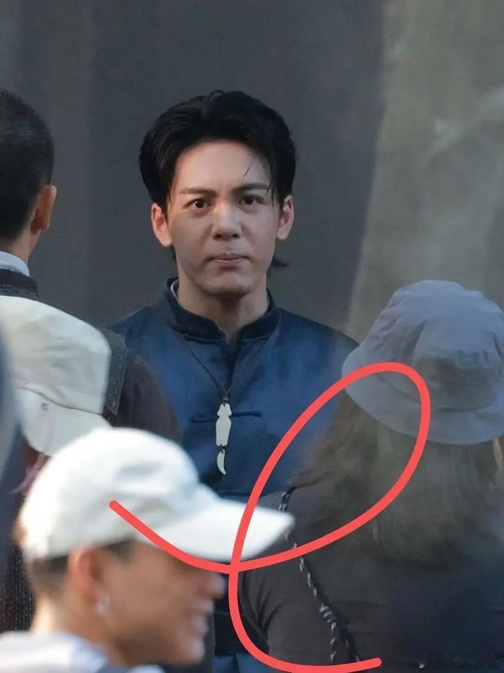自从学会融化的蜡像这个形容词，解决了我很多描述烦恼​​​