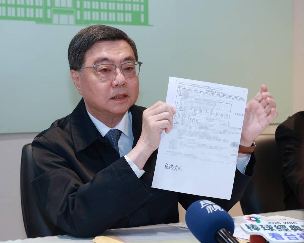 卓荣泰日前包机赴日看棒球赛，虽他回应是自费的私人活动，但仍引发蓝营质疑。对此，他