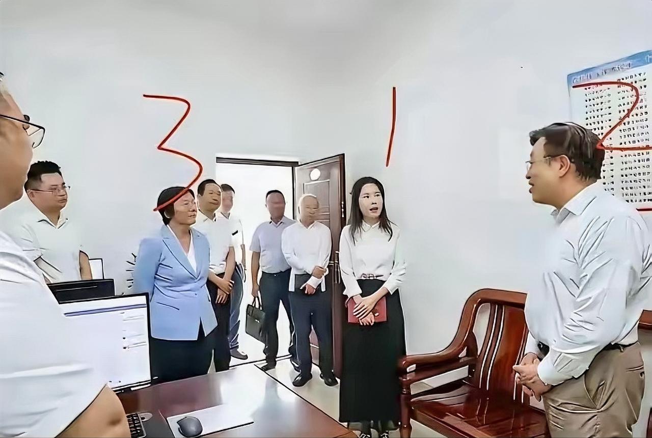 那个是领导，看一眼基本就知道了