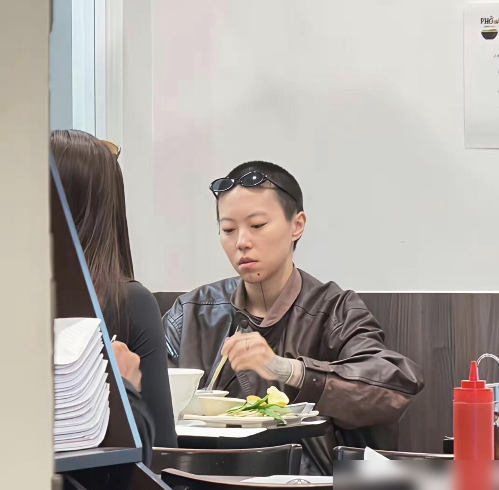 窦靖童蹲巴黎路边吃汤面，头发乱糟糟的，吸溜得那叫一个香。镜头怼脸拍，她眼皮都没抬。早些年她可不这样。