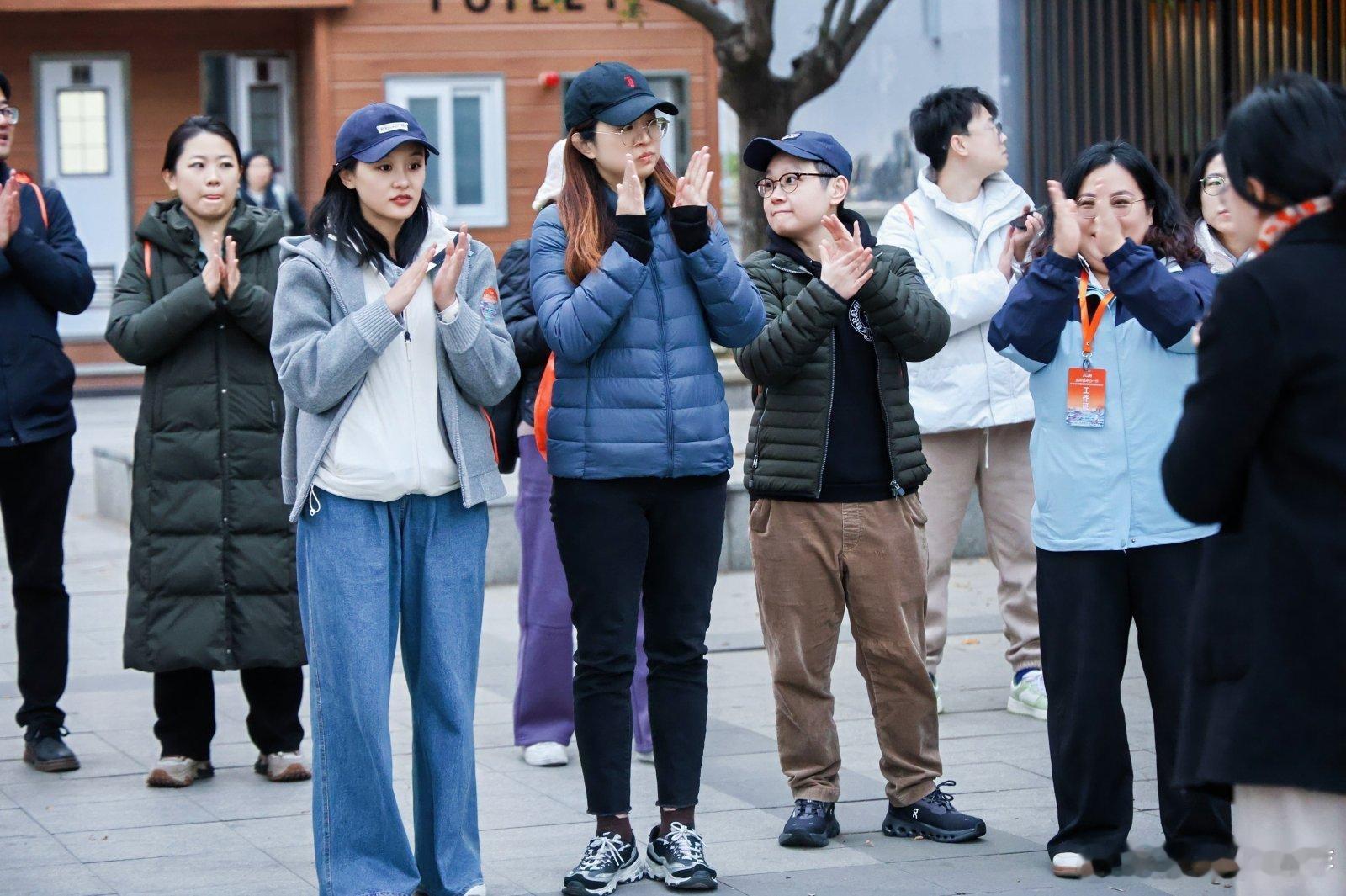运河暖冬见一面凛冽寒风中，运河藏着别样温暖。游船赏景，文创店寻宝，每一处都藏着小