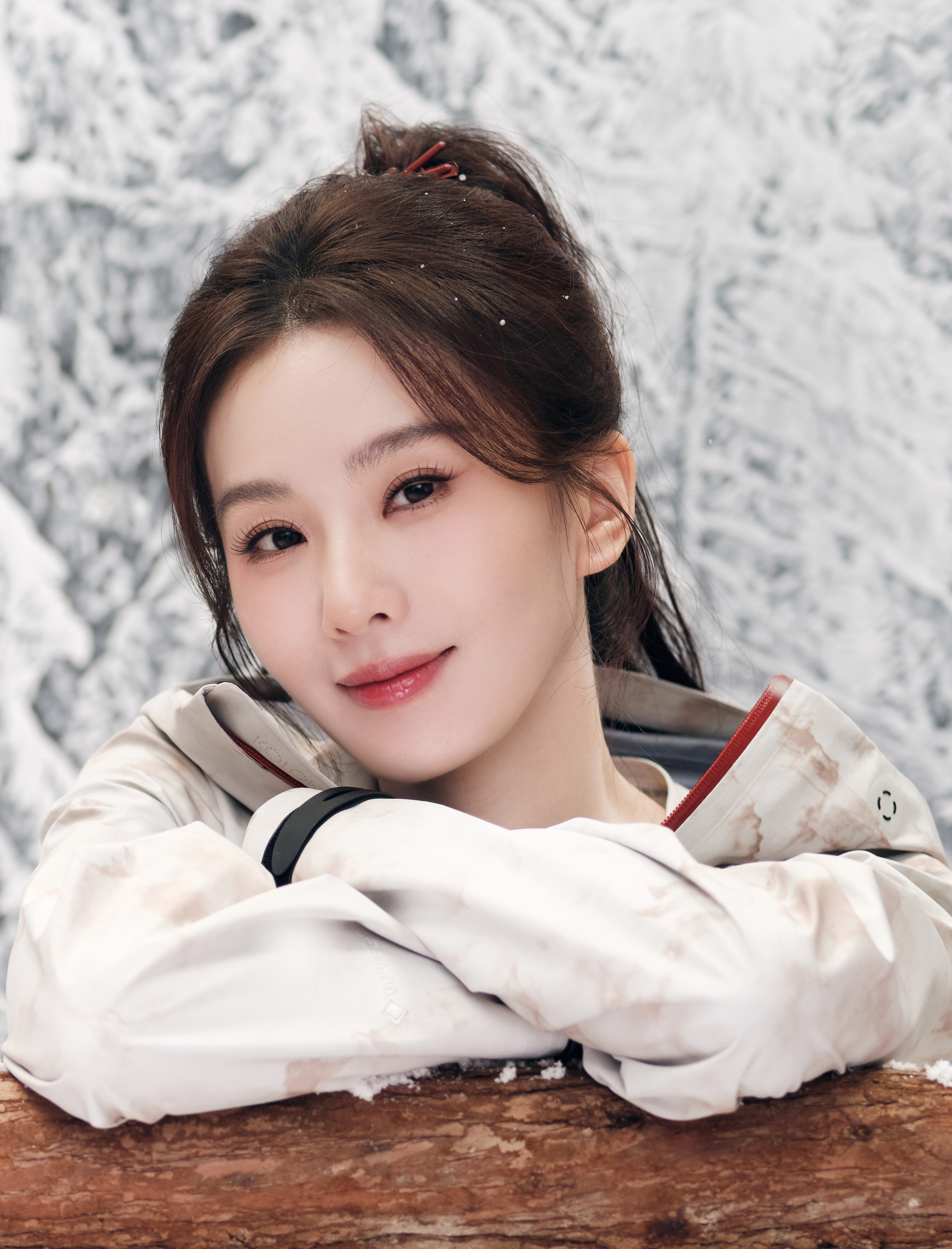 刘诗诗 在漫天飞雪里觅得舒适一隅，心情与自然同步放松；一呼一吸间，感受山野林间的