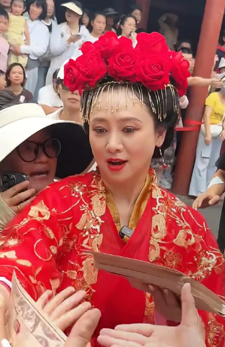 翁虹现身杭州宋城，化身猫妖发传单跳舞，别的不说,这大热天的穿这么多，还跳舞，真的