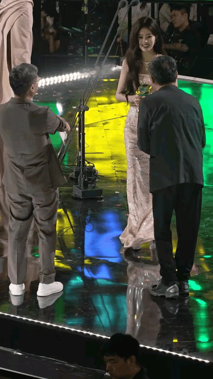 白鹿智商，情商都很高都觉得做她的经纪人，肯定很轻松导演自会主动找上门遇见心