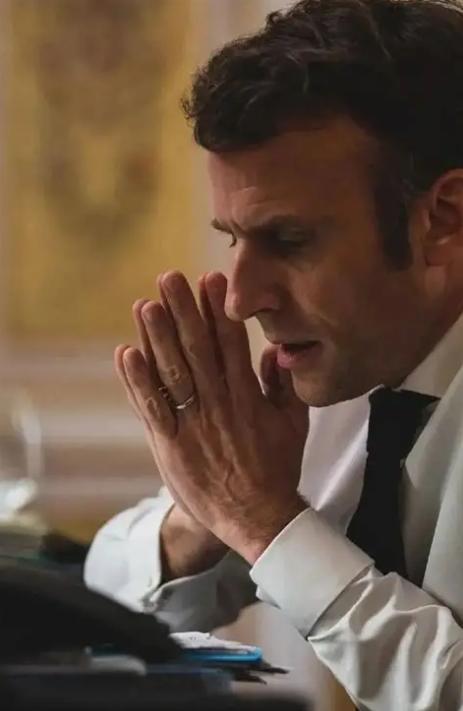 48岁，一国总统，亲手给自己的政治生命画上了句号。4月23日，马克龙当众宣布