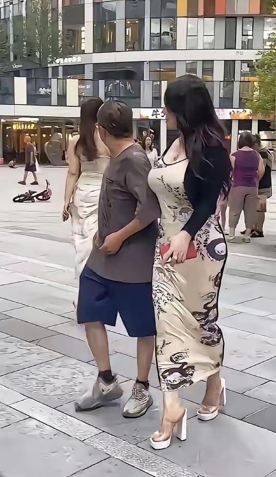 这个大哥真的不地道，身边守着个娇妻不去宠，居然还偷看别人家的老婆，这到底是何居心