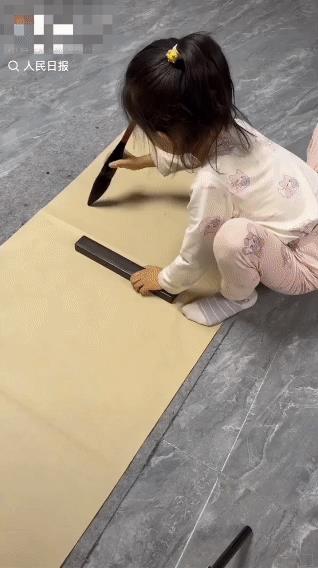 “火到人民日报了！”宁夏，6岁女孩用毛笔写字，她甚至连毛笔都握不稳，可她接下来却