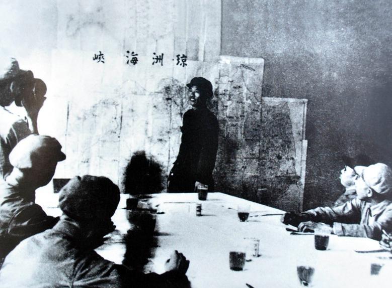 1950年，解放海南岛战役期间，邓华和韩先楚激烈争吵，邓华怒而质问：“是我指挥你
