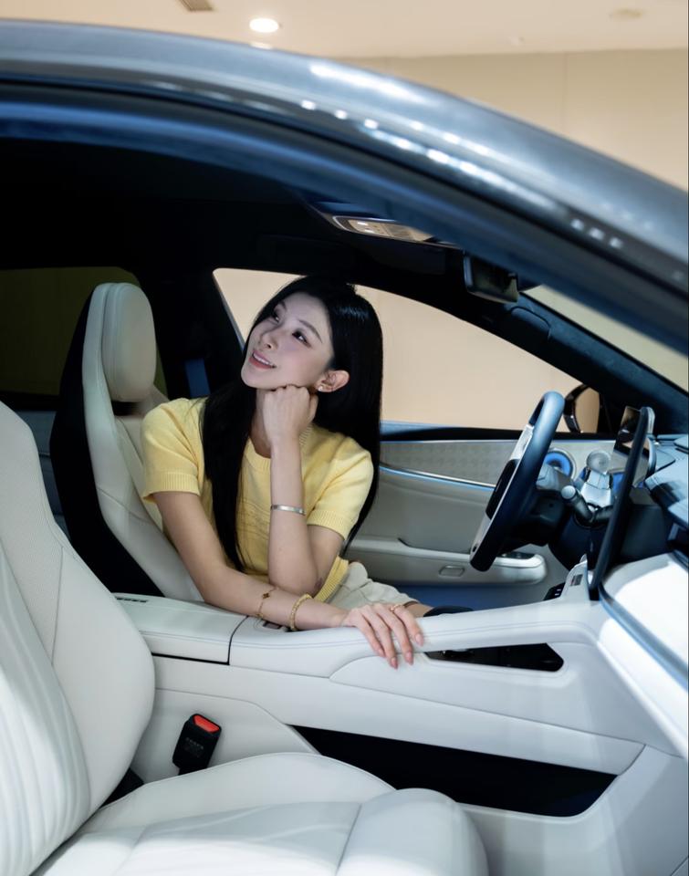 极氪001提供后驱与双电机四驱两种动力版本。后驱版搭载最大功率310kW的后置单