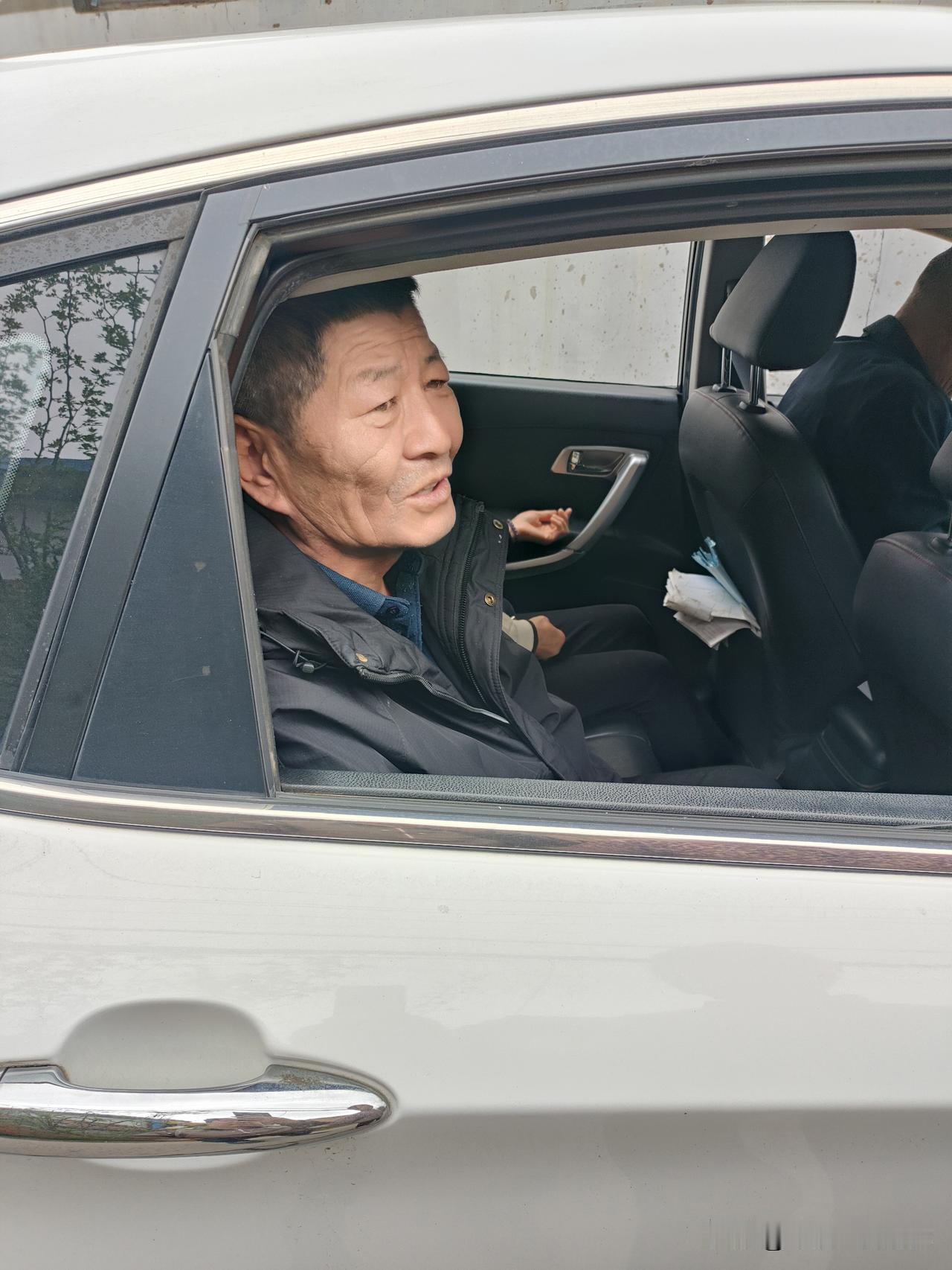 在我大堂兄病故前的一周，他来我家看望我年迈的父母，我忽然想给他拍张照。其实我看