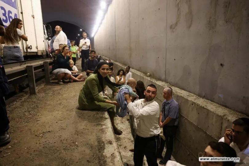 以色列，几乎24小时躲在地下。这种全天候的地下避险状态，早已不是临时应急的