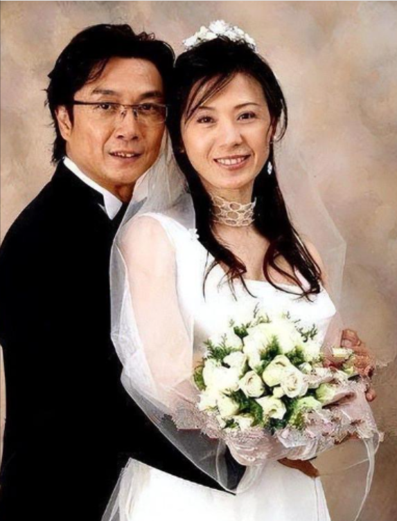 当年，刘松仁恋上年轻的泰国空姐，热恋后，空姐迟迟不愿和刘松仁发生关系，朋友提醒刘