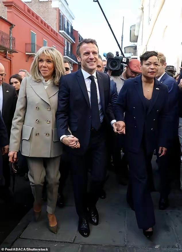 小马哥一手牵着一个人，紧紧的攥住两个人的手，乐乐呵呵，笑容满面，充分感受到这两个