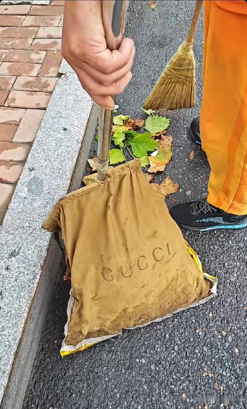 这个袋子不好看，但真耐磨，大叔说，它能装中国的垃圾是它祖辈修来的福分大爷一句垃